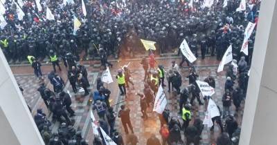 Протестующие пытались прорваться в Раду (видео)
