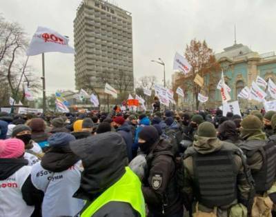 В Киеве протестующие ломают забор под Верховной радой