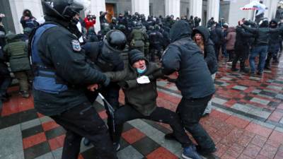 Под Радой произошли столкновения между митингующими и полицией из-за непринятых законопроектов