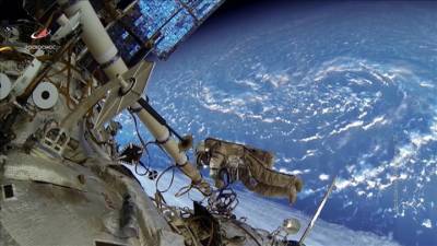Заплатка из фольги: встретив Space Dragon, космонавты занялись старой трещиной