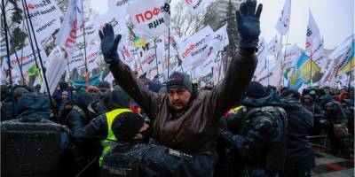 Под Радой протестуют предприниматели. Они перекрыли улицу Грушевского и попытались прорвать кордон силовиков — все подробности