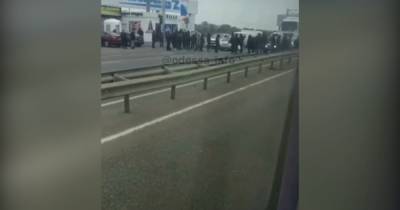 Под Одессой перекрыли дорогу: люди вышли против карантина выходного дня