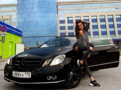 Блогерша заработала обманом на Mercedes