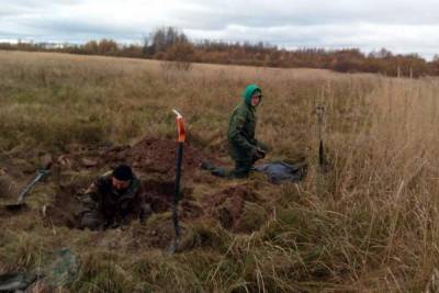 Поисковики из Югры нашли останки красноармейцев в Тверской области