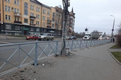 На проспекте в Пскове продлили пешеходное ограждение