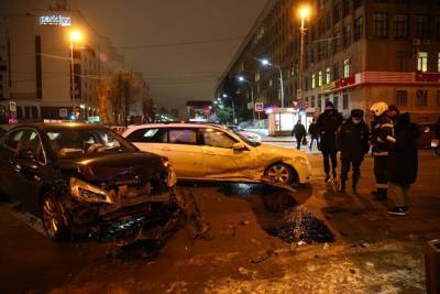 В центре Екатеринбурга столкнулись два автомобиля, есть пострадавший