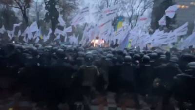 Полиция Киева окружила протестующих под зданием Рады