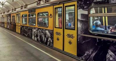 Москвичей взволновало «имперское» оформление поезда в честь 75-летия Победы