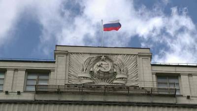 Пакет президентских законопроектов, направленных на реализацию поправок в Конституцию, обсудили в Госдуме.
