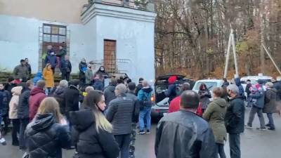 Пожилой водитель въехал в толпу людей в Калининградской области.
