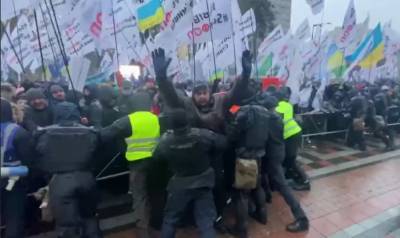 Протесты у Рады: О чём депутаты договорились с активистами