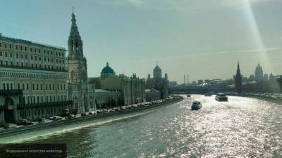 "Слетевший" в Москву-реку красный джип достали из воды