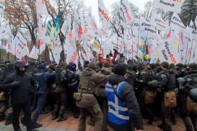 Предприниматели под Радой устроили стычки с полицией из-за провала закона о кассовых аппаратах (фото, видео)