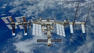 Космонавты установили заплатку на трещину в МКС