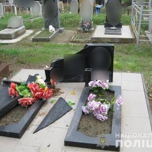 На кладбище в Приморске двое парней разрушили десятки надгробий. Фото