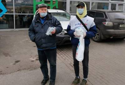 В Гатчинском районе волонтёры раздали бесплатные медицинские маски