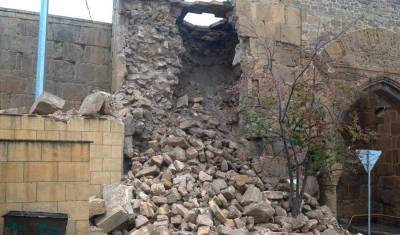 В Дербенте после дождей обрушилась часть крепостной стены VI века