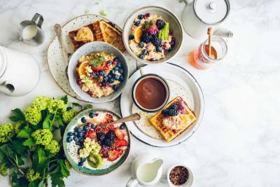 Диетологи объяснили, какой завтрак поможет избавиться от сонливости