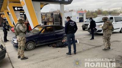 На АЗС в Закарпатье спецназ молниеносно задержал вооруженного рецидивиста с наркотиками – видео