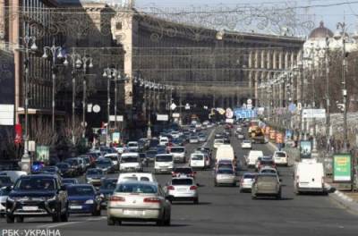 В Киеве вандалы вырвали дерево: ВИДЕО инцидента попало в сеть
