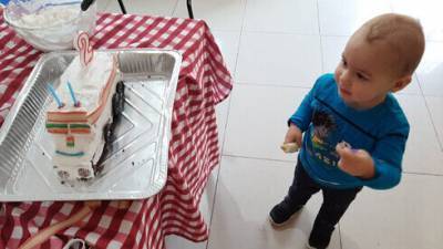Карантинный малыш: 2-летний Авив влюбился в мусоровоз и получил неожиданный подарок