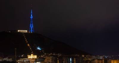 Грузия вместе с ВОЗ: телевышка Тбилиси поменяла цвет на одну ночь