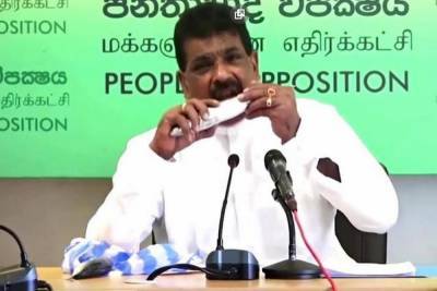 Экс-министр Шри-Ланки в прямом эфире откусил кусок сырой рыбы