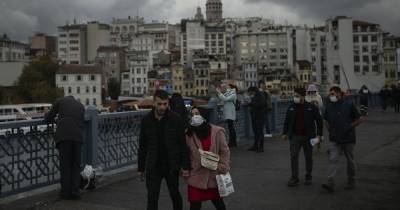 Турция усиливает карантин: будет действовать комендантский час на выходных, кофейни и кинотеатры закроют