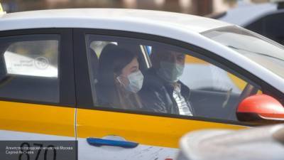 Женщина ударила водителя такси после отказа везти ее без маски в Барнауле