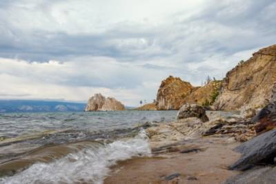 Водоросль спирогира продолжает захватывать берега Байкала