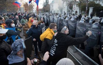 В Словакии на акции протеста против карантина вышли тысячи людей