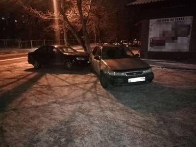 В Челябинске девушку зажало между двумя машинами