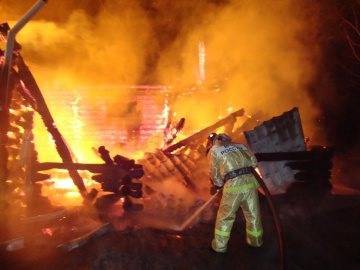 В Инзе сгорели жилой дом и гараж. Погиб 56-летний мужчина