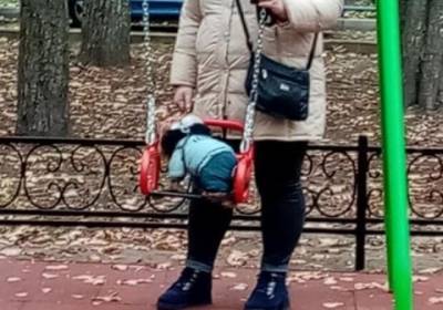 В Киеве разгорелся скандал из-за женщины, покатавшей свою собаку на детских качелях (ФОТО)