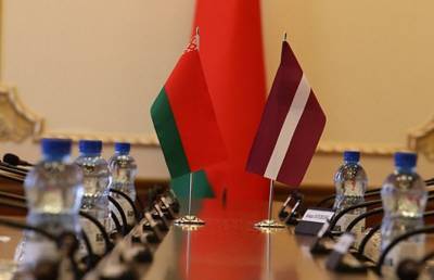Президент поздравил народ Латвии с национальным праздником и предложил сохранять добрососедские отношения