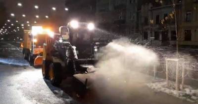 Первый снег в столице: "Киевавтодор" уже рассыпал соль на дорогах (ФОТО)