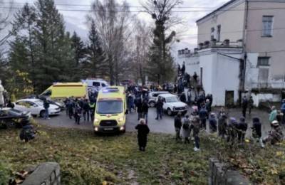 В России водитель дважды протаранил толпу, ранены 8 человек: фото, видео