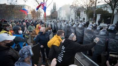 Тысячи людей вышли на протест против карантина в Словакии: видео