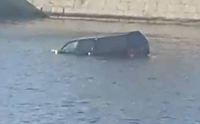 Автомобиль упал в Москву-реку возле храма Христа Спасителя