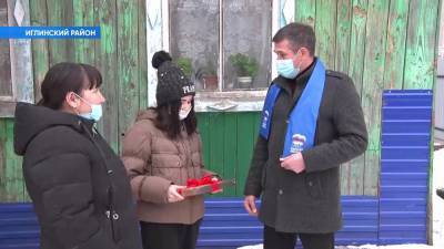 В Башкирии школьникам из нуждающихся семей подарили планшеты