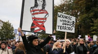 Президент Литвы отстаивает право польских женщин на аборты