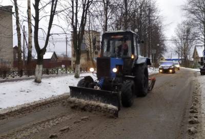 Сотни рук и 16 единиц техники, или как Кудрово, Янино и Заневку от снега очищают