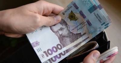 Зарплата в конверте: сколько украинцев получают "серые" выплаты и какие риски имеют такие работники