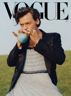 Британский певец Гари Стайлс появился на обложке Vogue в платье от Gucci