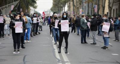 Помпео в Тбилиси: оппозиция проводит молчаливую акцию протеста