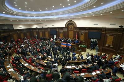 В Армении оппозиция бойкотировала заседание парламента
