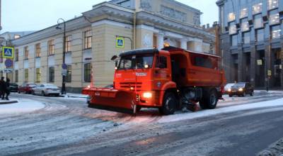 Последствия ночного снегопада в Петербурге убирают более 500 спецмашин