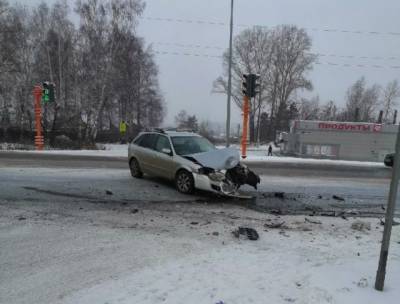 В Кемерове автомобиль оказался в кювете после ДТП на перекрёстке