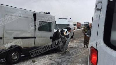 Видео последствий лобового столкновения автобуса с грузовиком в Ленобласти