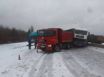 На М10 в Трубниковом Бору «сцепились» три грузовика и микроавтобус